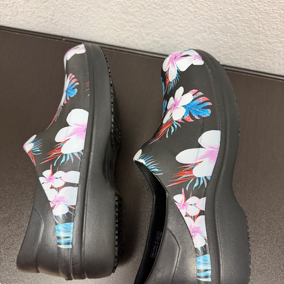 CROCS Dual Comfort Clogs/Mules~Black Floral~Size 7~Excellent condition🌸🌺🌷 - Picture 3 of 10